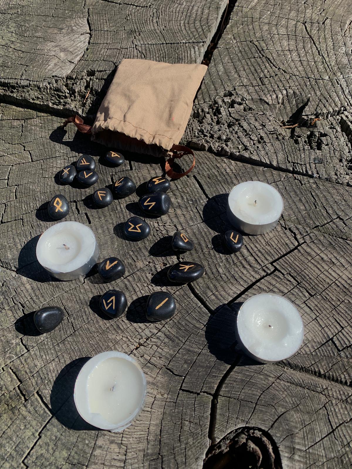 Rune in diaspro nero