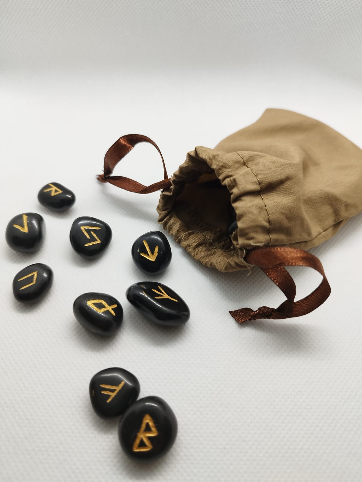 Rune in diaspro nero